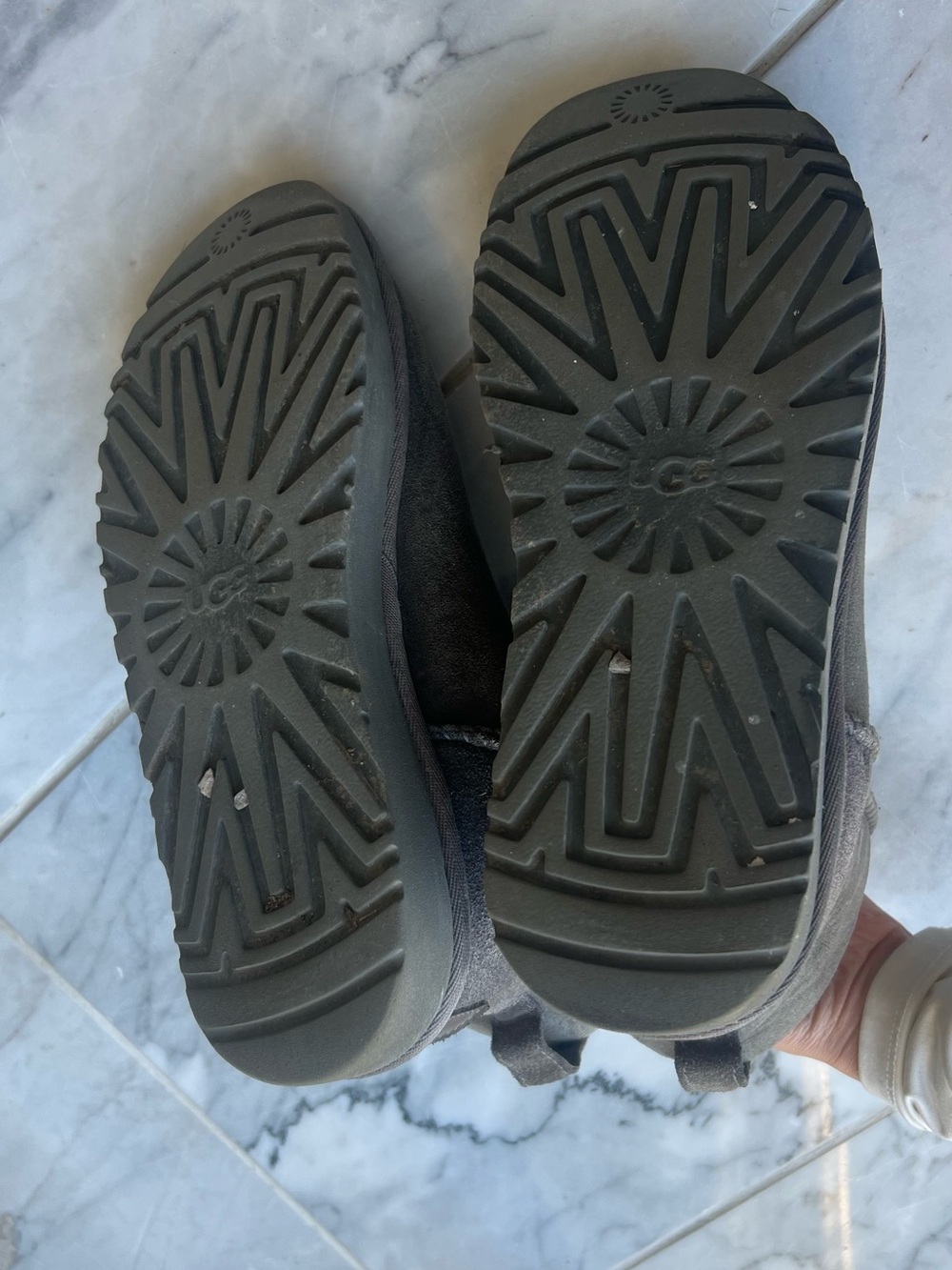 Authentic UGGS gray women size 7 - Picture 6 of 7